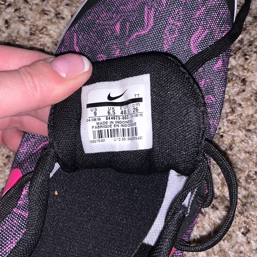 Like new Nike sneakers. - Picture 5 of 5